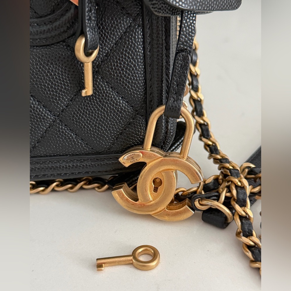 CHANEL Filigree Vertical Vanity Case Quilted Caviar EUC Box 2 COA’s ~ FLASH SALE - Picture 11 of 13